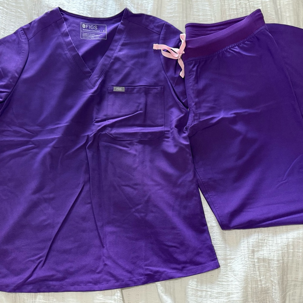 FIGS scrub set